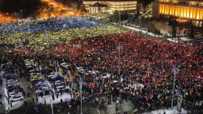 ルーマニアの抗議デモ、携帯電話と色紙で国旗模す