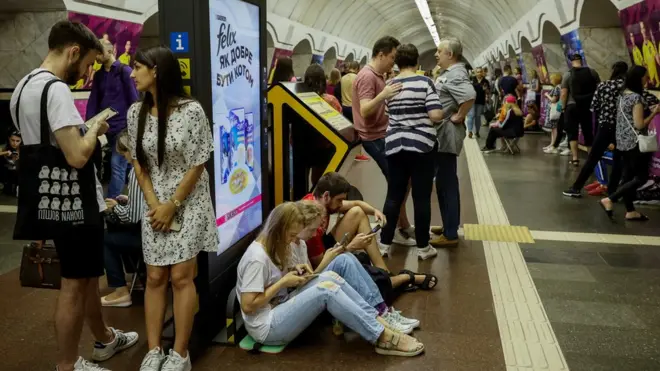 Кияни ховаються у метро під час повітряної тривоги