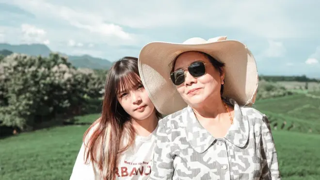 น.ส.นภัส สวัสดิ์บัว อายุ 24 ปี สูญเสียคุณแม่วัย 67 ปี ในช่วงที่เธอกำลังประสบความสำเร็จในหน้าที่การงานและเธอปรารถนาอย่างยิ่งที่จะให้แม่ได้อยู่ดูความสำเร็จนั้น