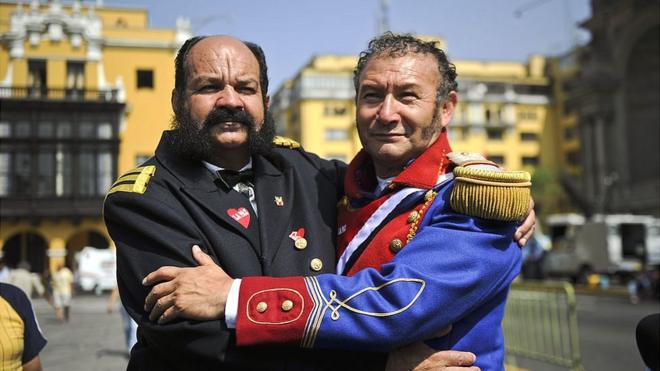 Dos hombres disfrazados de Miguel Grau y Bernardo O'Higgins
