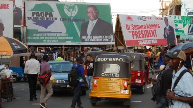 Les affiches des deux candidats au second tour à Freetown.
