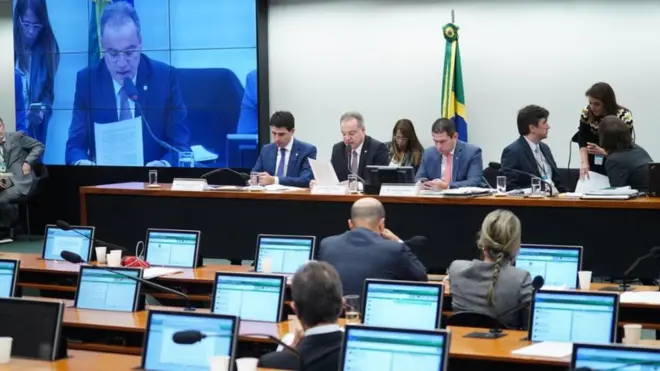 Parecer do relator Samuel Moreira (PSDB-SP) está sendo lido na Comissão Especial da Câmara nesta quinta