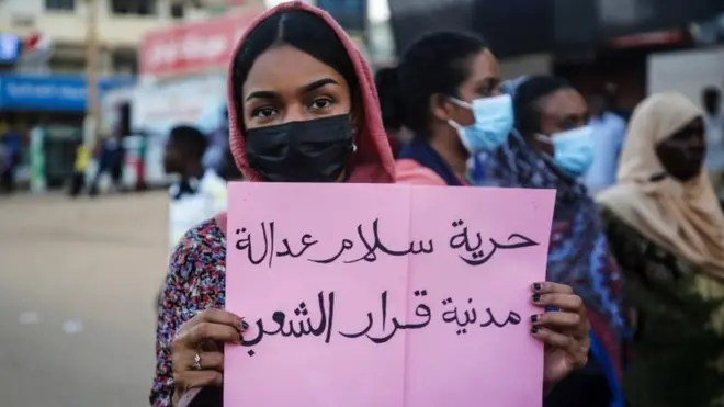 متظاهرة سودانية