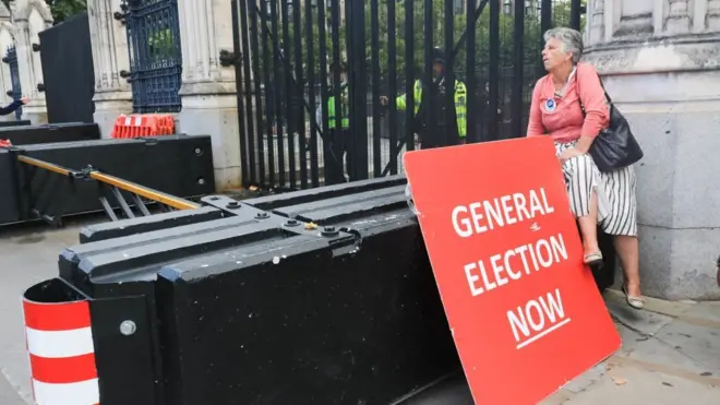 أنصار جونسون يدعون إلى انتخابات عامة مبكرة