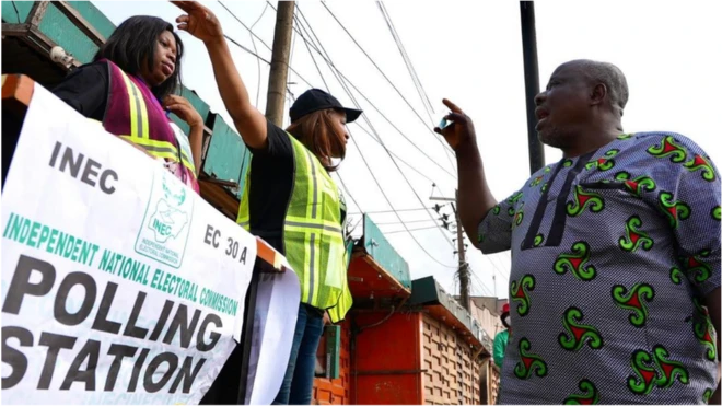 Foto of INEC officials wey dey prepare for election