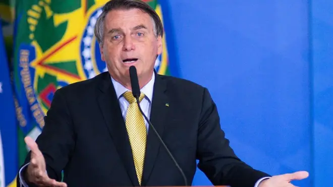 पूरी दुनिया में संक्रमण फैलने के बावजूद ब्राज़ील के राष्ट्रपति ज़ायर बोल्सोनारो कई महीनों तक कोरोना वायरस को ख़ारिज करते रहे.