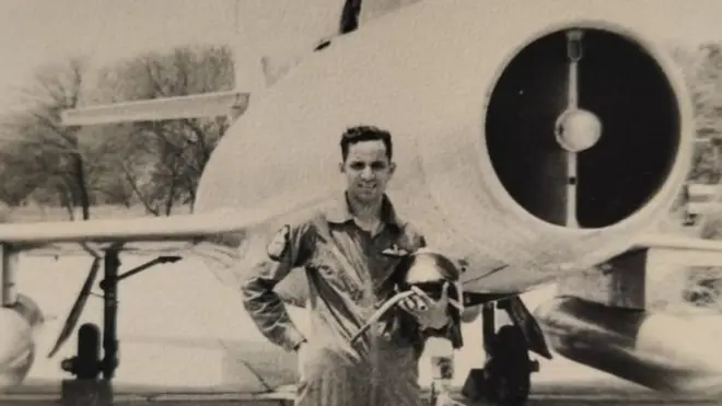 فلائٹ لیفٹیننٹ جواہر لال بھارگؤ اپنے ماروت طیارے کے ساتھ