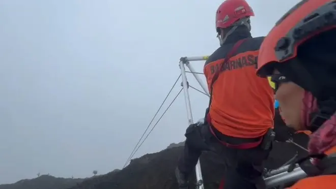 Equipe de resgate retira corpo de Juliana Marins de vulcão no monte Rinjani na Indonésia 