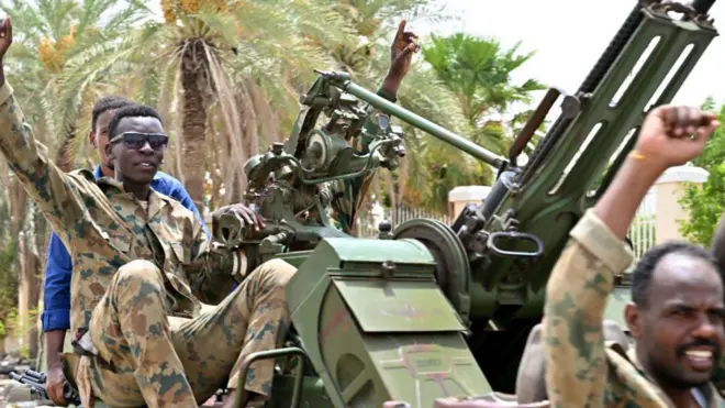 أفراد من القوات المسلحة السودانية يشاركون في عرض عسكري أقيم بمناسبة يوم الجيش في بورتسودان في 14 أغسطس 2024.