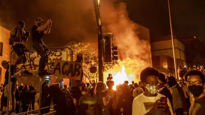 Em algumas cidades, protestos se tornaram violentos