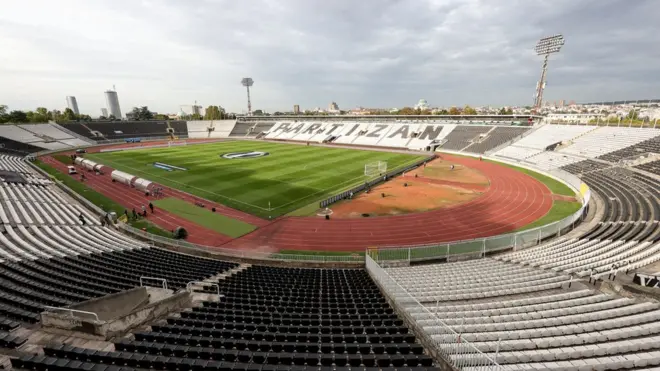 Stadion Partizana, koji je nekada nosio naziv Stadion JNA, danas ima dvostuko manji kapacitet u poređenju sa projektom Mihaila Jankovića