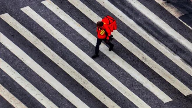 entregador andando na avenida Paulista