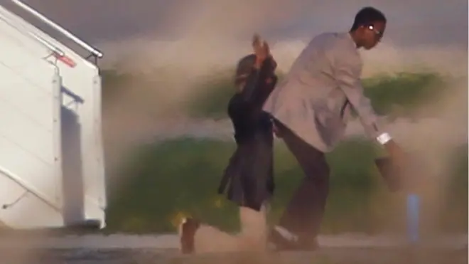 لحظة استسلام خاطفي الطائرة الليبية في مطار مالطا الدولي