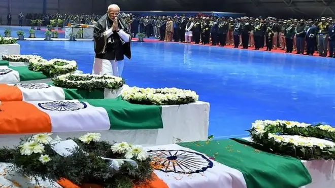 کانگریس کے ترجمان نے الزام لگایا ہے کہ مودی ’ووٹ لینے کے لیے شہیدوں کے کفن کے ساتھ تصویریں اور سیلفیاں لیتے‘ ہیں