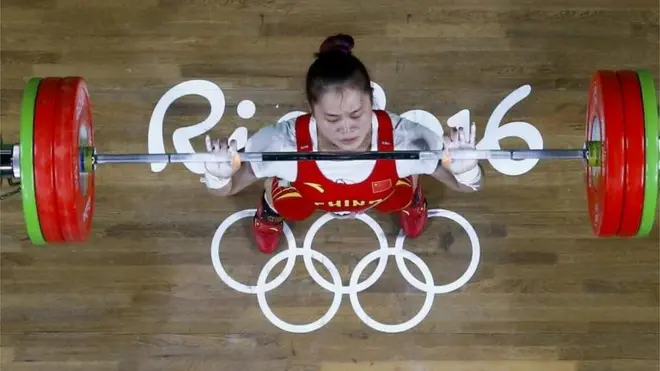 Deng Wei levantó 262 kilos.