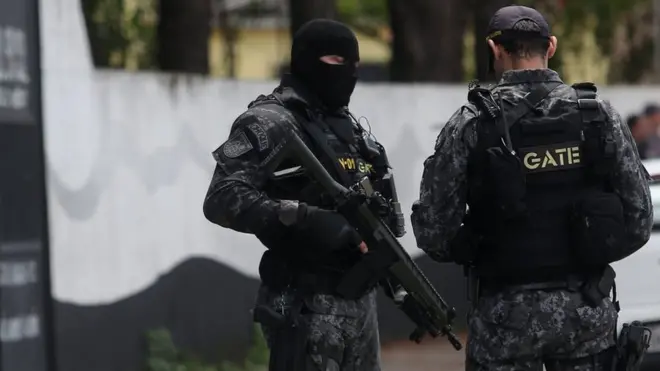 La policía acudió al lugar del tiroteo.