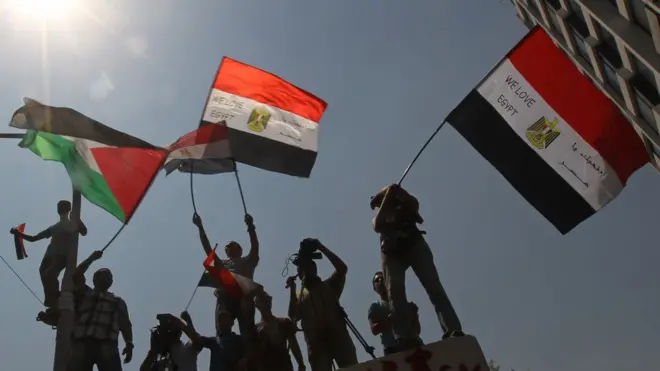 متظاهرون أمام السفارة الإسرائيلية في القاهرة (أرشيف)