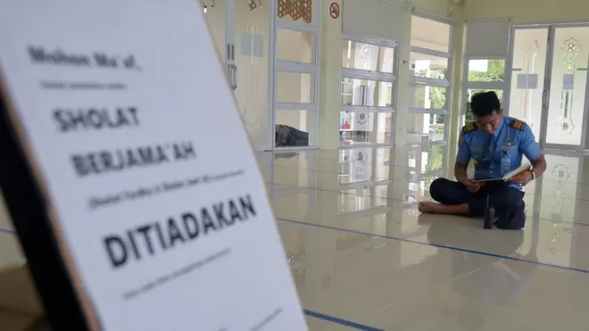 Seorang petugas keamanan bandara membaca Al Quran di masjid Bandara Sultan Syarif Kasim II, Kota Pekanbaru, Riau, Sabtu (25/04).
