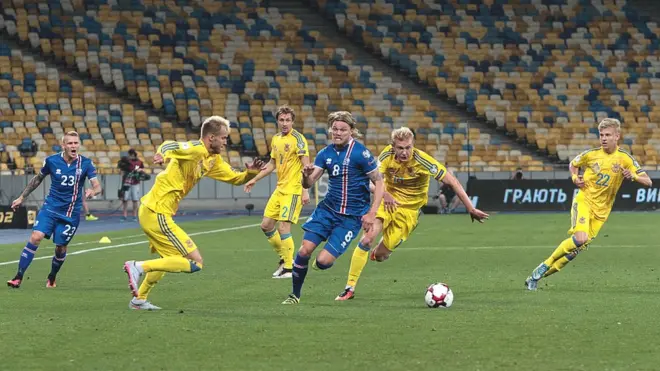 У першій грі українці пропустили швидкий м'яч, однак потім відігралися й могли виграти, однак не забили пенальті