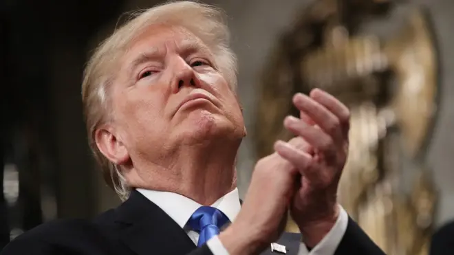 Donald Trump aplaude durante su discurso sobre el Estado de la Unión