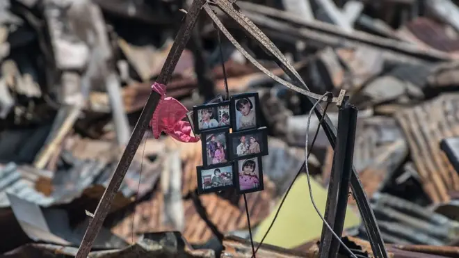 Foto korban di antara puing-puing tsunami Palu