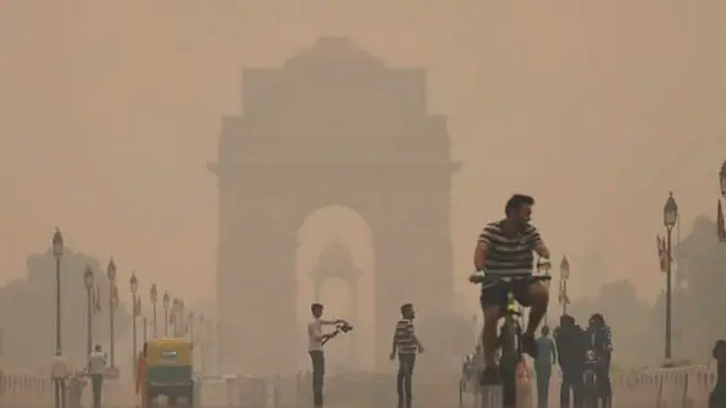 انڈین دارالحکومت میں فضا میں موجود ذرات کی مقدار عالمی ادارہ صحت (ڈبلیو ایچ او) کے مقرر کردہ معیار سے تقریباً 20 گنا زیادہ ہے