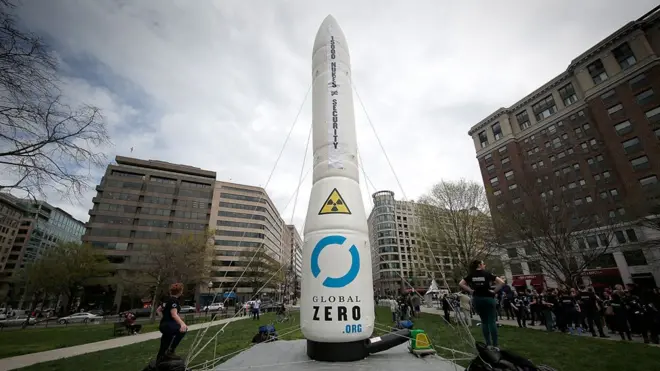 Washington'daki bir protestoda şişme bir nükleer füze