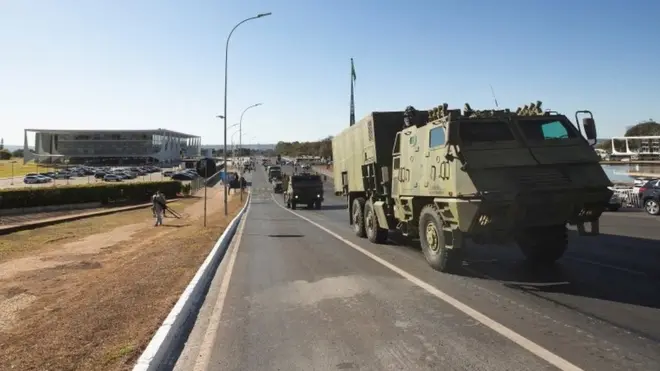 Cercawin resort30 tanques militares passaram pelo Congresso Nacional, Supremo e Palácio do Planalto nesta terça (10)