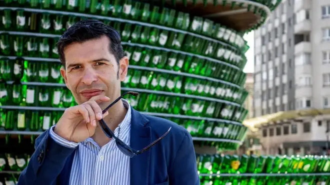 El profesor Eduardo Infante lanza retos filosóficos en redes sociales. "Filosofar es examinar la vida, es un interrogar la vida para poderla vivir humana y cabalmente".