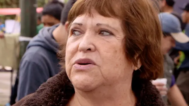 Señora espera en la escuela Rébsamen en México