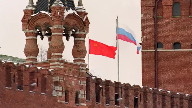 Sovyetler Birliği bayrağı Kremlin'den 31 Aralık 1991'de indirildi ve bir daha da göndere çekilmedi