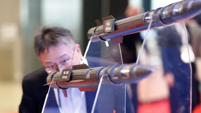 2016年10月在东京的日本2016航空展上展示的新型爱国者和萨德导弹