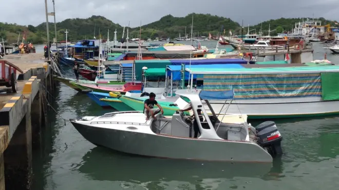 Kapal-kapal yang mengangkut wisatawan di Labuan Bajo.