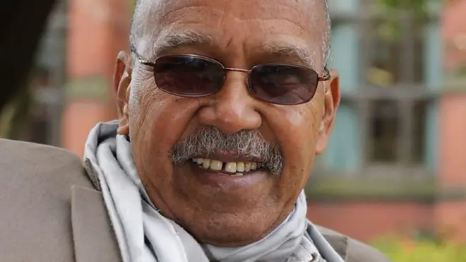 wuxuu qoray bugaag badan oo Af-ingiriisi ah