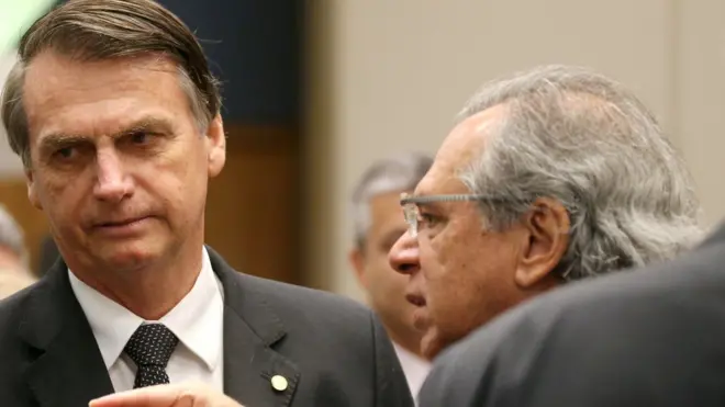Jair Bolsonaro junt con Paulo Guedes, quien se convertiría en un "superministro" de Economía en el nuevo gobierno.