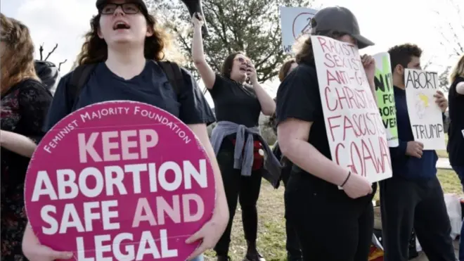 موقف ترامب من قضية الإجهاض أثار احتجاجات من المعارضين المدافعين عن حقوق الإجهاض