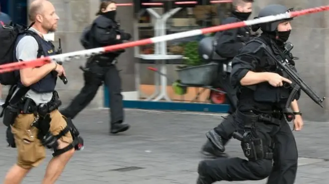 أُغلقت منطقة الحادث بينما تجري الشرطة تحقيقا