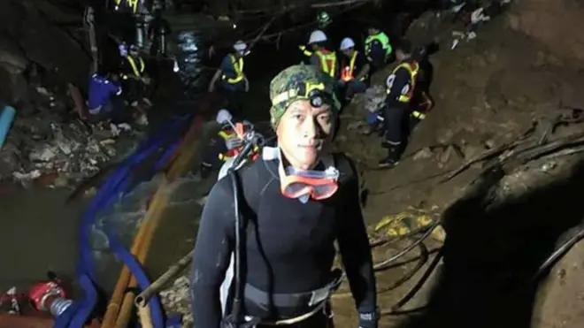 Saman Kunan dentro de la cueva donde participaba en las tareas de rescate.