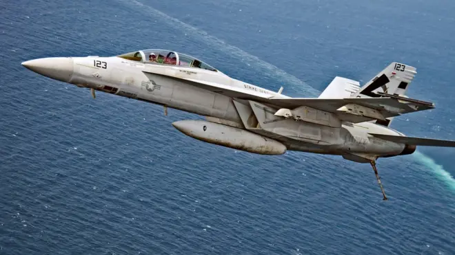 (أرشيف) اقترت طائرة إيرانية بدون طيار من مقاتلة أمريكية من طراز أف/أيه - 18 إي سوبر هورنت