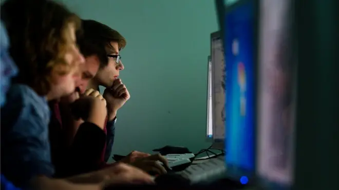 Школьники за компьютерами