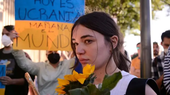 2月28日,在墨西哥城的俄羅斯聯邦大使館外,人們示威反對俄羅斯入侵烏克蘭。
