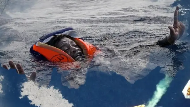 يموت الكثير من المهاجرين في الطريق إلى أوروبا عبر البحر. ولكن الآن أصبح عدد المراكب والسفن التي تنقذ المهاجرين في البحر أقل مما كانت عليه قبل سنوات.