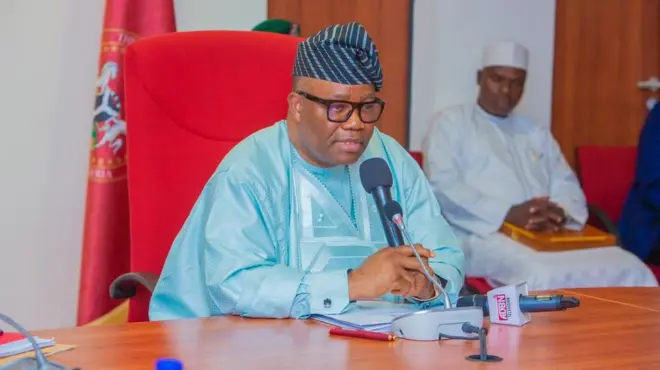 Aarẹ ile aṣofin agba Sẹnẹtọ Godswill Akpabio wọ agbada olomi buluu, o si de fila si i 