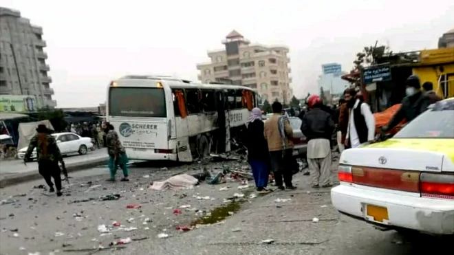 تصاویری که پس از این حادثه منتشر شده نشان می‌دهد که بخش زیادی از این اتوبوس تخریب شده