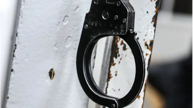 Один из подозреваемых - директор краеведческого музея Сергей Колтырин. Он также является заместителем главы карельского "Мемориала"