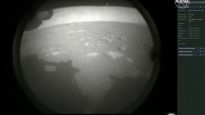毅力號成功著陸火星後傳來的第一張照片