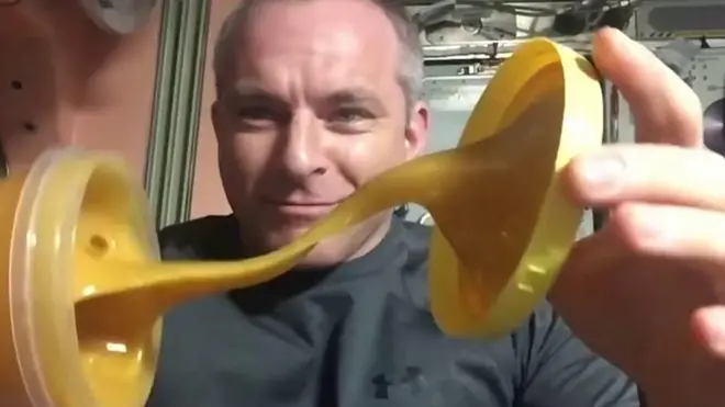 Astronaut otvara teglu meda u svemiru