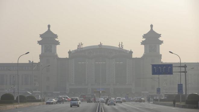 周日霧霾中的北京站