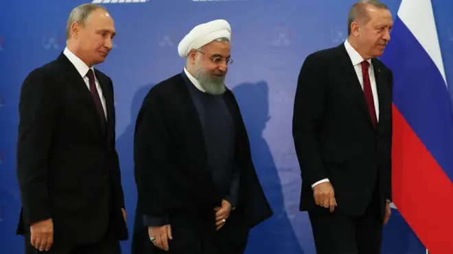 إردوغان (يمين) يعارض الهجوم المرتقب على إدلب، لكن بوتين (يسار) وروحاني يشددان على ضرورة التخلص من المسلحين بالمحافظة