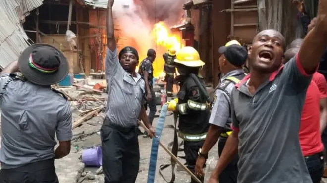 Fire-fighters dey battle to quench di fire
